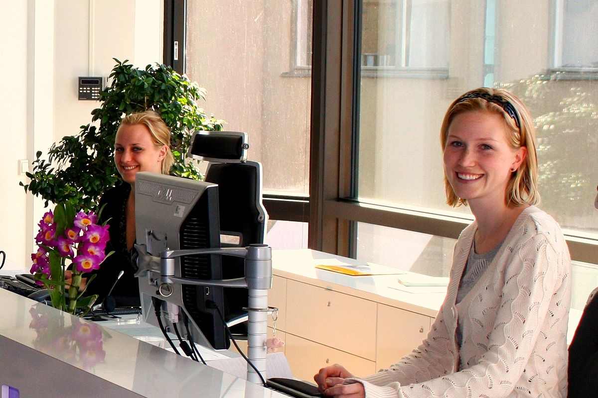 5 Features To Look For In A Receptionist Desk