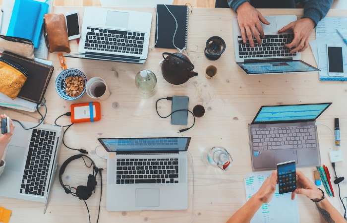 A visual fostering success in virtual teams through AI connectivity guide.